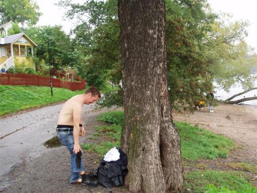 Marcus klär om bakom trädet